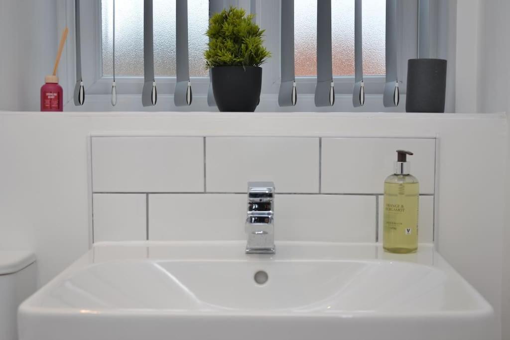Erasmus House - 3 Bedrooms - Centre, Netflix, Wifi, Free Private Parking *