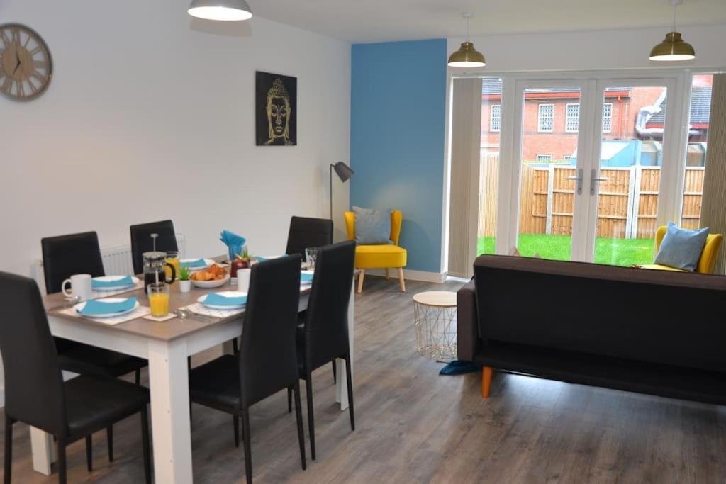 Erasmus House - 3 Bedrooms - Centre, Netflix, Wifi, Free Private Parking Apartment