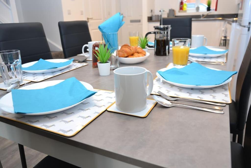 Erasmus House - 3 Bedrooms - Centre, Netflix, Wifi, Free Private Parking Apartment Derby